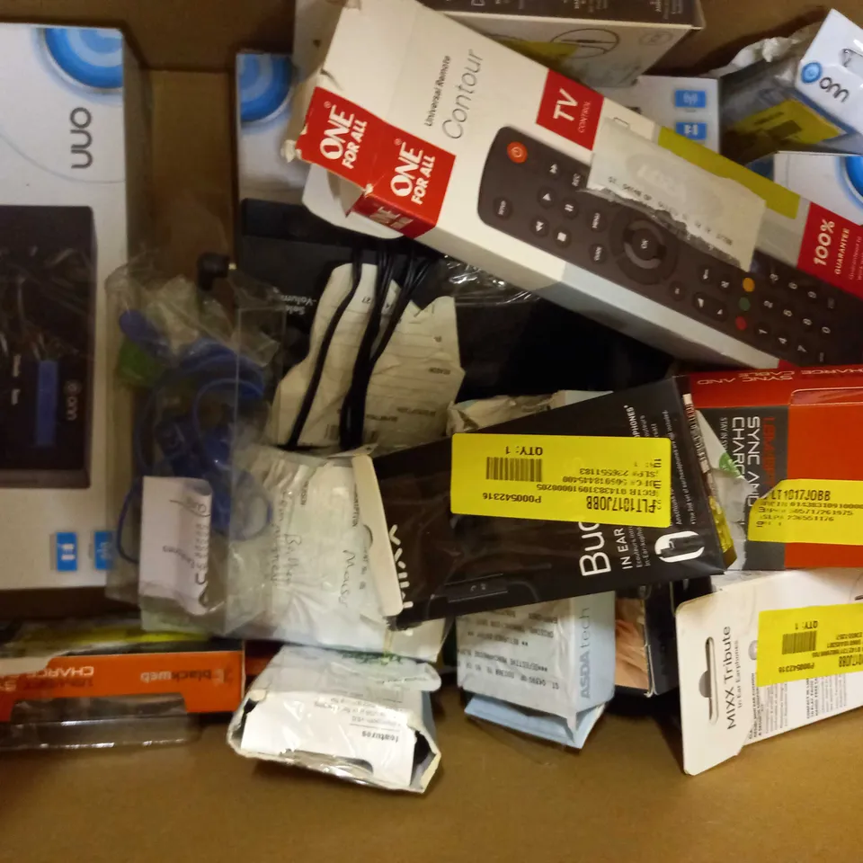 BOX OF APPROXIMATELY 20 ASSORTED ELECTRICAL ITEMS TO INCLUDE POLAROID BLUETOOTH QI CHARGING ALARM CLOCK, BLACKWEB USB-A TO USB-C CABLE, ASDA TECH SYNC & CHARGE CABLE, ETC