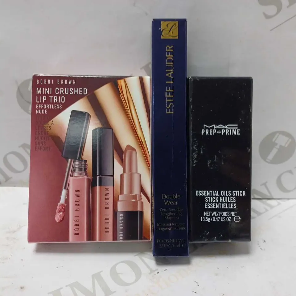 LOT OF 3 ASSORTED MAKE-UP PRODUCTS TO INCLUDE BOBBI BROWN MINI CRUSHED LIP TRIO, ESTEE LAUDER MASCARA, MAC ESSENTIAL OILS STICK