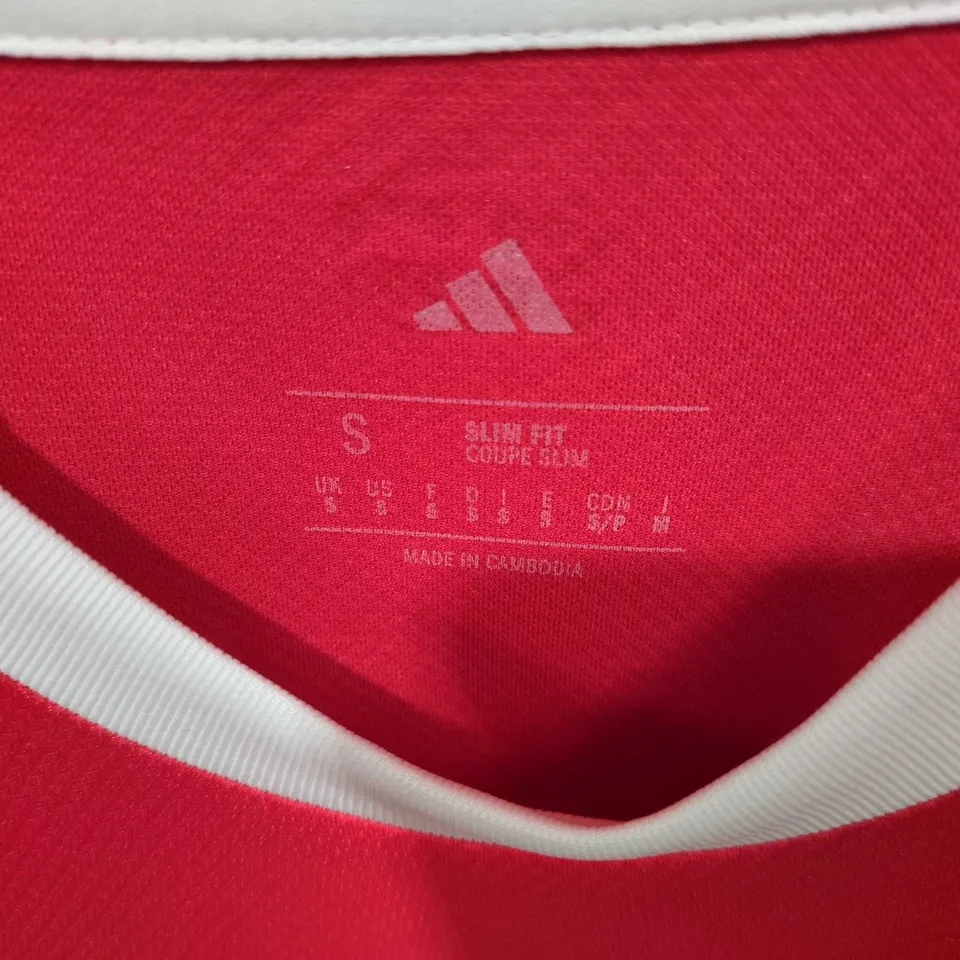 ADIDAS RED FOOTBALL SHIRT – UK SIZE S – BENFICA-STYLE CREST .