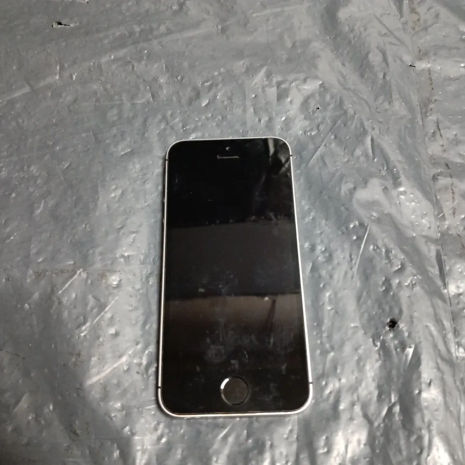 APPLE IPHONE SE (1ST GEN) – SILVER WITH BLACK FRONT