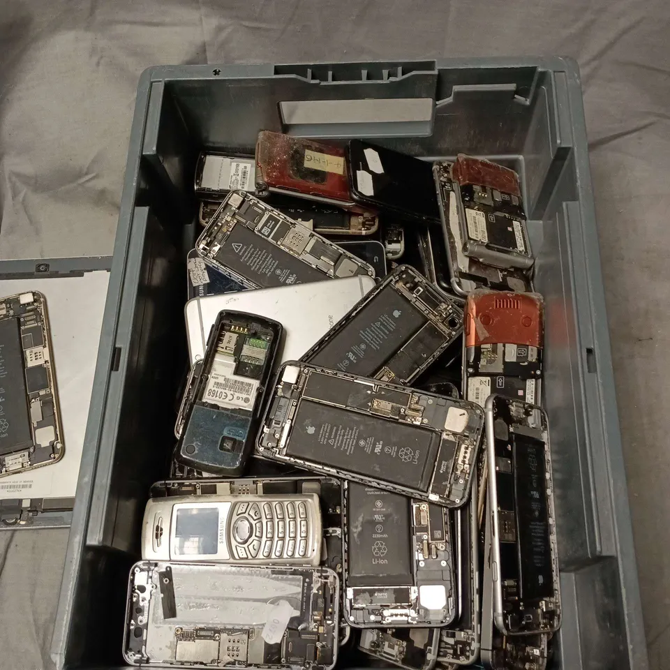 LOT OF APPROXIMATELY 45 ASSORTED PHONE/TABLET PARTS TO INCLUDE APPLE IPAD SHELL AND IPHONE SHELL