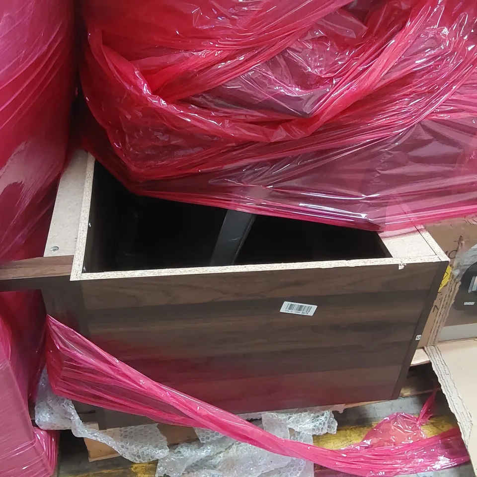 PALLET OF ASSORTED ITEMS INCLUDING: OFFICE CHAIR, PIZZA OVEN, VACUUM CLEANER ECT
