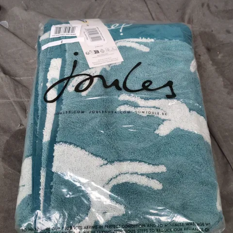 JOULES JUMPING HARES BATH TOWEL – TURQUOISE WITH WHITE PATTERN