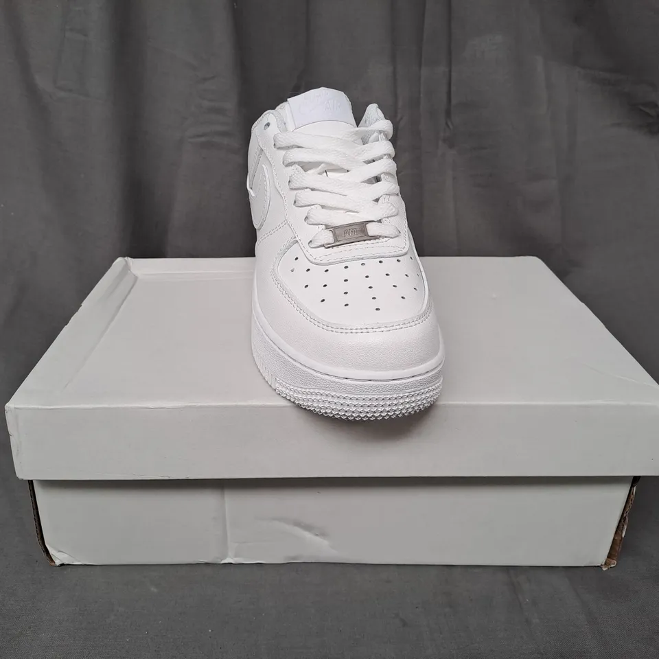 BOXED PAIR OF NIKE AIR FORCE 1 '07 SHOES IN WHITE UK SIZE 5