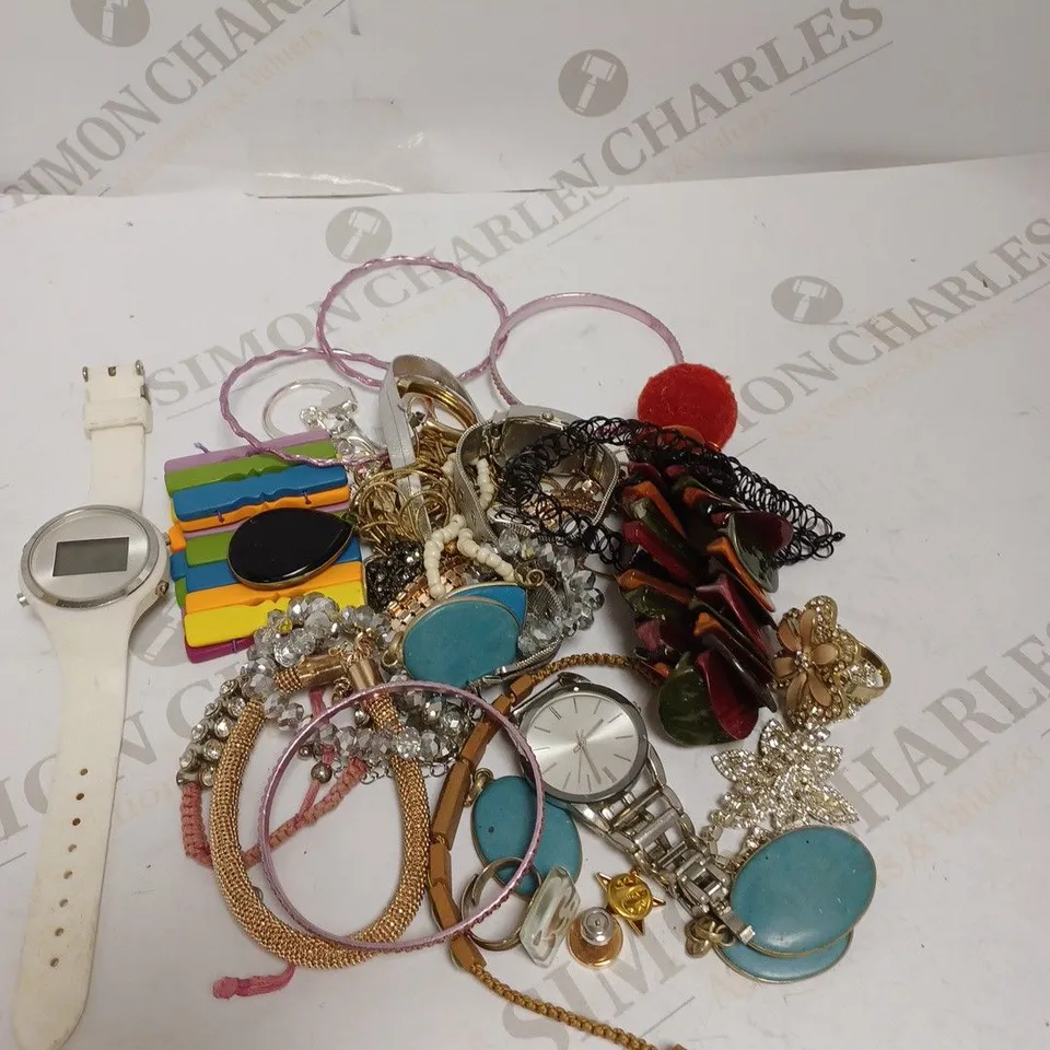 LOT OF ASSORTED LOOSE JEWELLERY AND COSTUME JEWELLERY ITEMS TO INCLUDE RINGS, NECKLACES, WATCHES ETC 