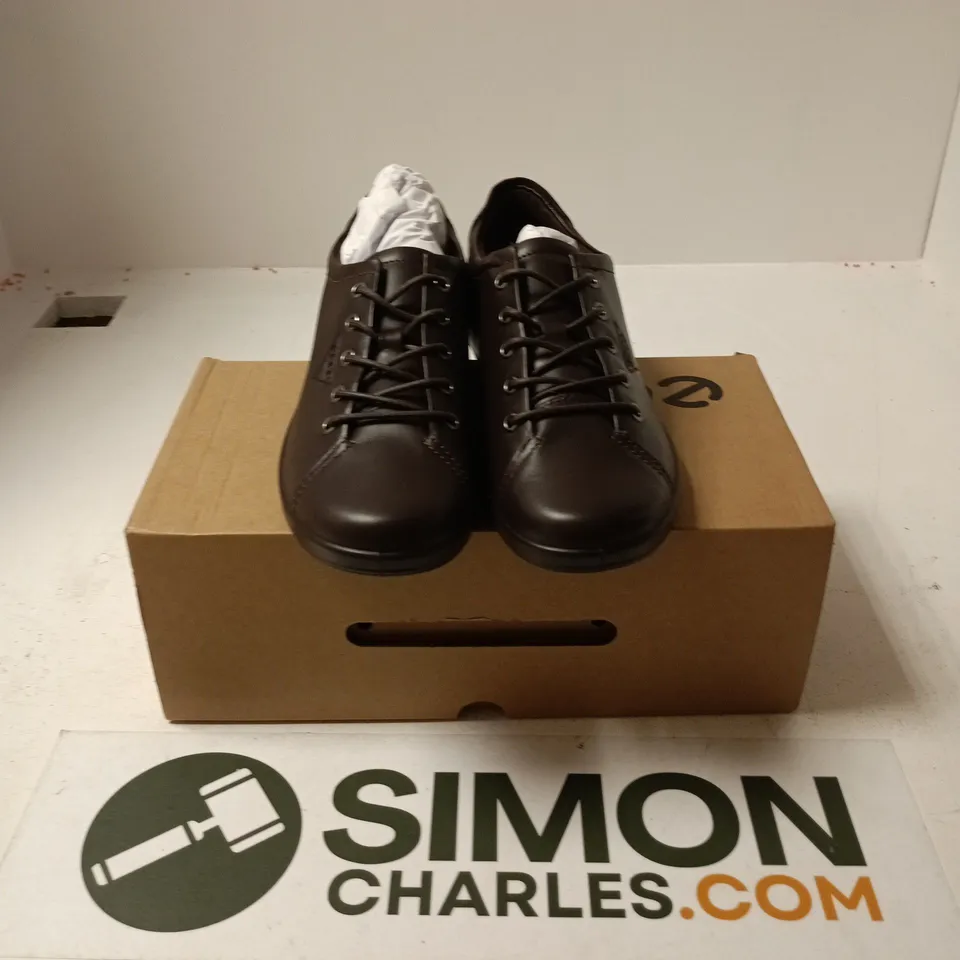 BOXED PAIR OF ECCO SOFT 2.0 W LACE SHOES IN BROWN - EU 38