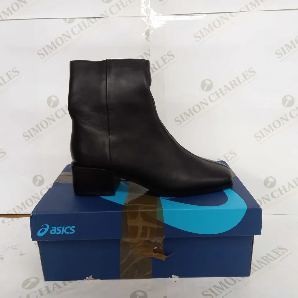 ASICS GT-1000 9 IN PEACOAT BLACK - UK 8