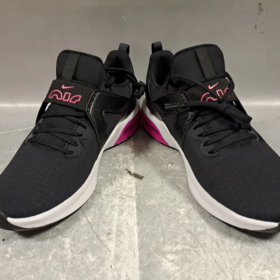 BOXED PAIR OF NIKE WOMEN'S AIR MAX BELLA TRAINERS IN BLACK/PINK UK SIZE 5.5