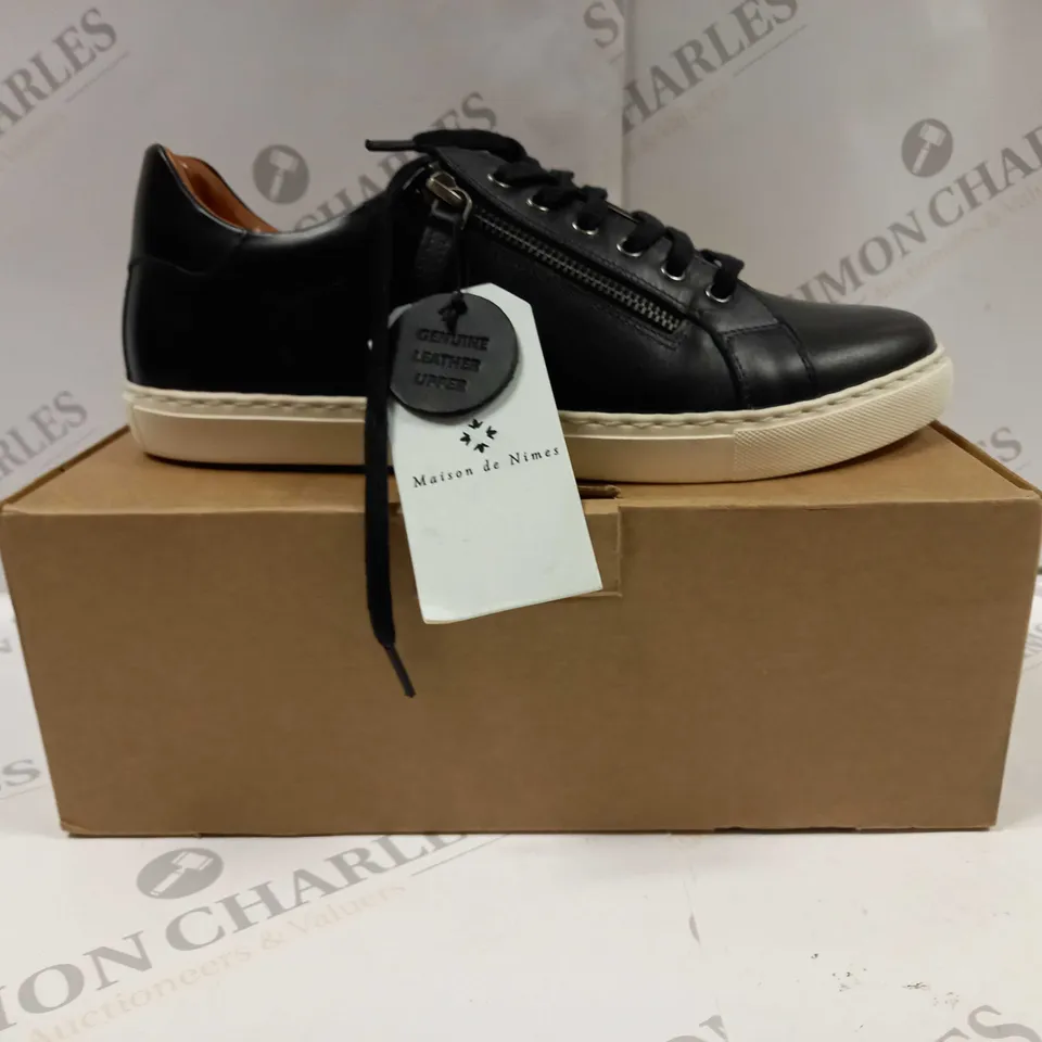 BOXED PAIR OF MAISON DE NIMES LEATHER ZIP SIDE TRAINERS IN BLACK - SIZE 8