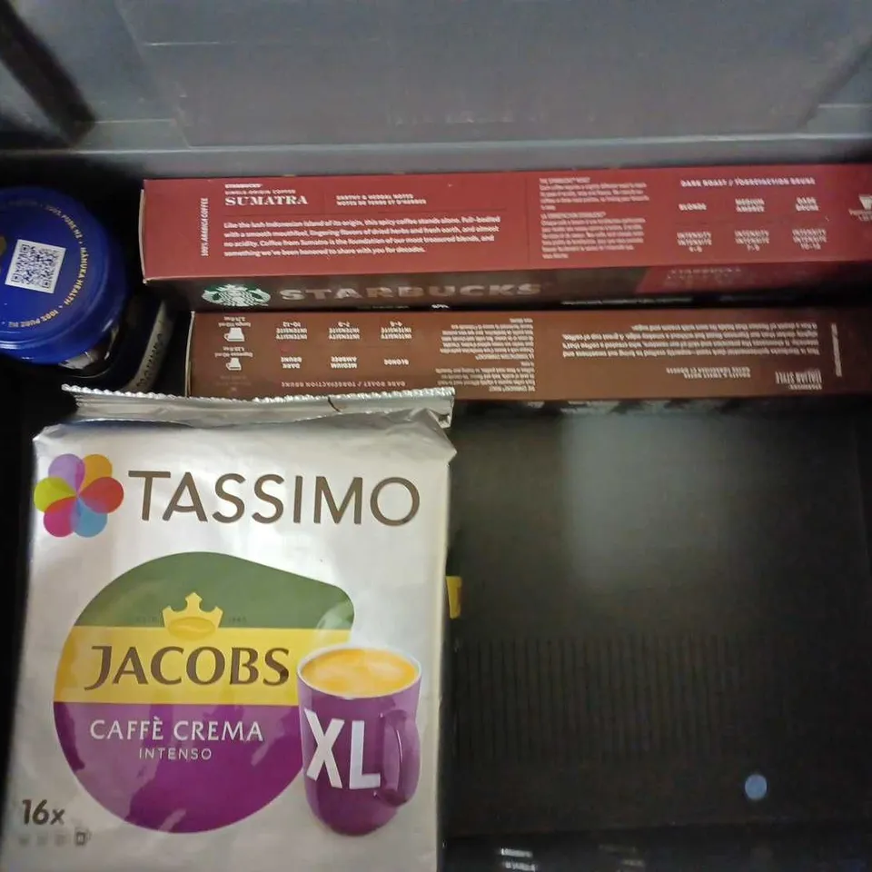 BOX OF APPROX 6 ITEMS TO INCLUDE TASSIMO COFFEE PODS IN ASSORTED FLAVOURS AND STARBUCKS COFFEE PODS