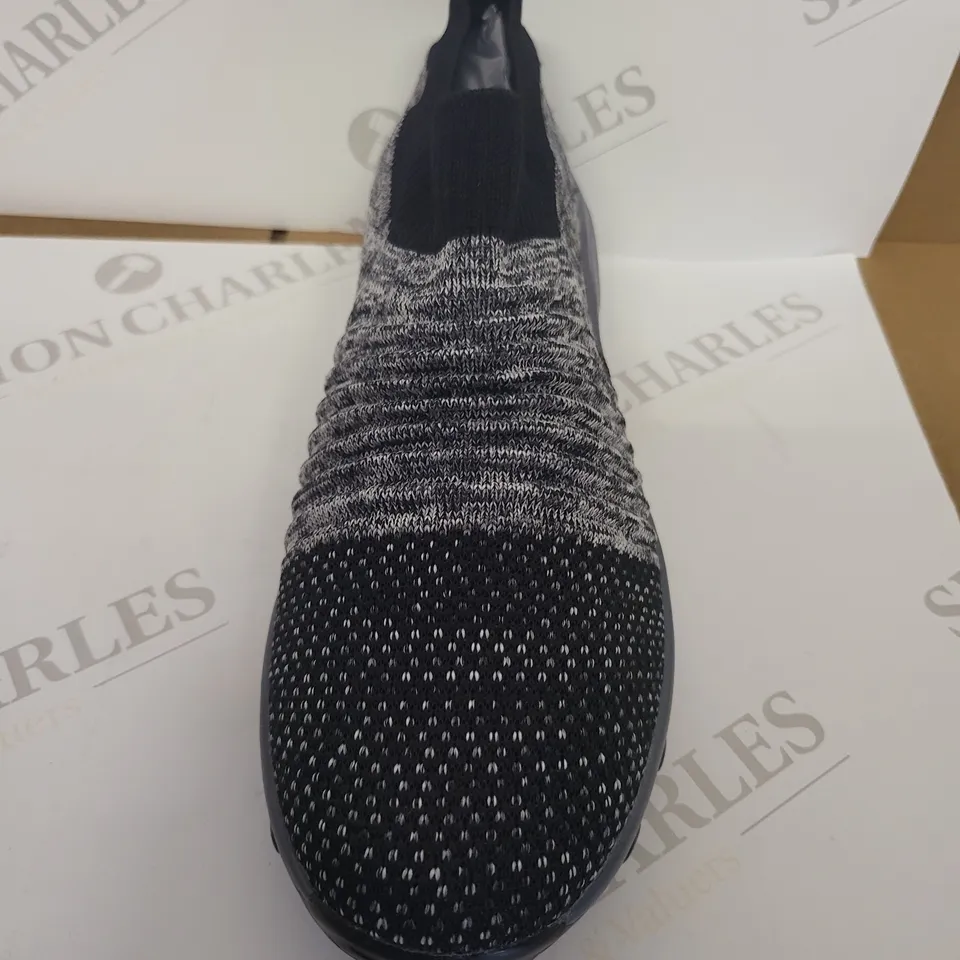 BAGGED HYPERBOOST GREY TRAINERS - SIZE 7 UK