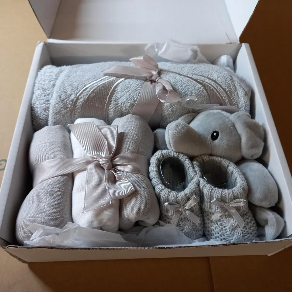 BOXED NEWBORN BABY GIFT SET TO INCUDE MUSLIN CLOTHS, BOOTIES AND COMFORTER