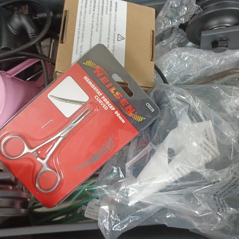 APPROXIMATELY 10 ASSORTED HOUSEHOLD ITEMS TO INCLUDE CIRCULAR SAW BLADES, POCKET MATE, ETC