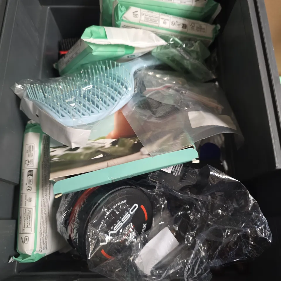 APPROXIMATELY 15 ASSORTED HEALTH & BEAUTY PRODUCTS TO INCLUDE RETRO BATH PEARLS, GENTLE MOIST TOILET WIPES, VASSO STYLING WAX ETC - COLLECTION ONLY 