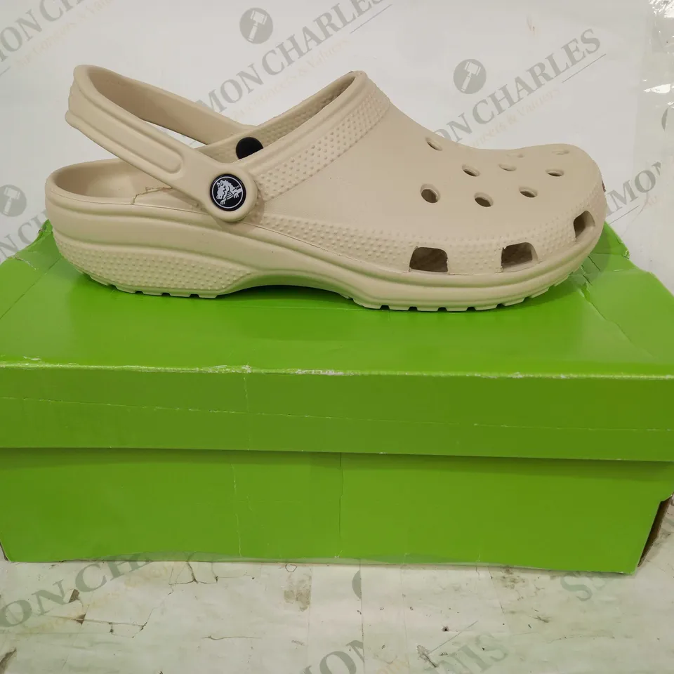 BOXED PAIR OF CROCS IN BEIGE UK SIZE M9/W10