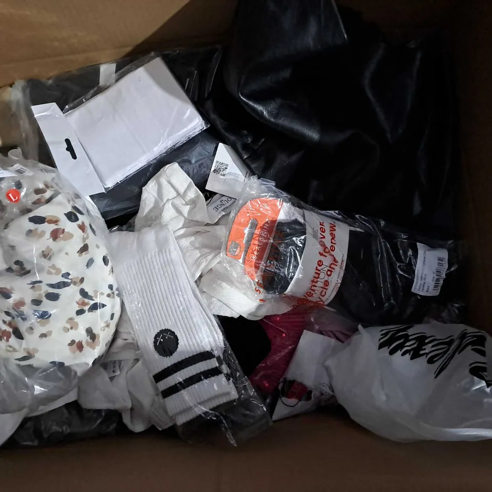 APPROXIMATELY 25 ASSORTED CLOTHING ITEMS IN VARIOUS SIZES TO INCLUDE TOPS, BOXERS, BOXERS, ETC