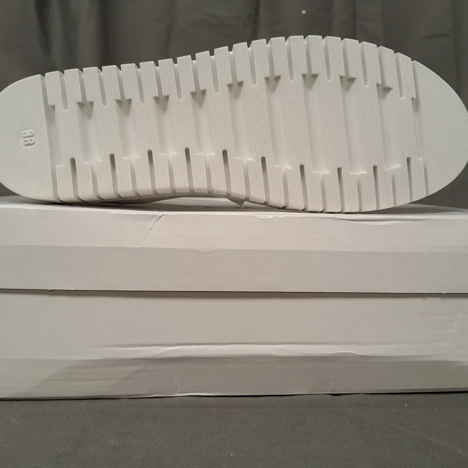 BOXED PAIR OF BOOCI SHOES IN WHITE/METALLIC GOLD EU SIZE 38