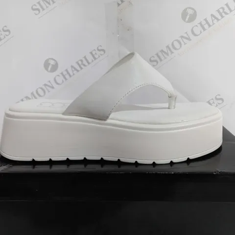 BOXED UNBRANDED CHUNKY PLATFORM FLIP FLOPS WHITE - UK 4