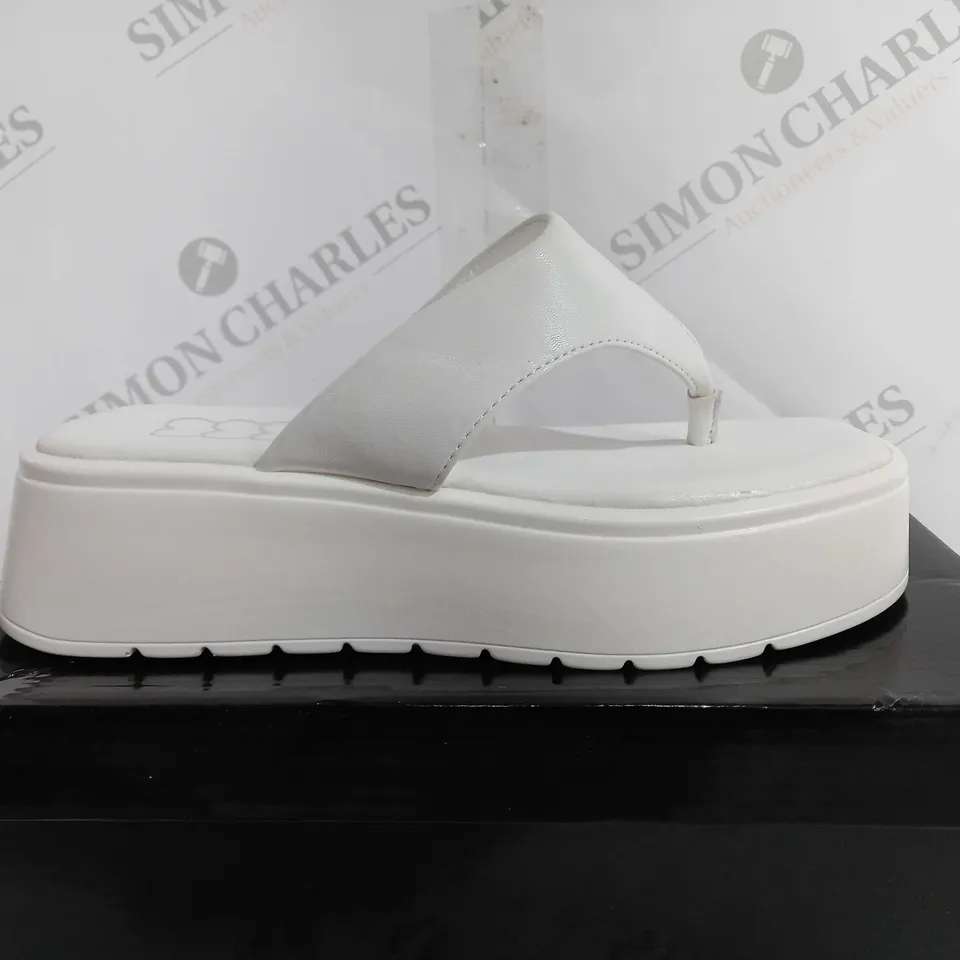 BOXED UNBRANDED CHUNKY PLATFORM FLIP FLOPS WHITE - UK 4 