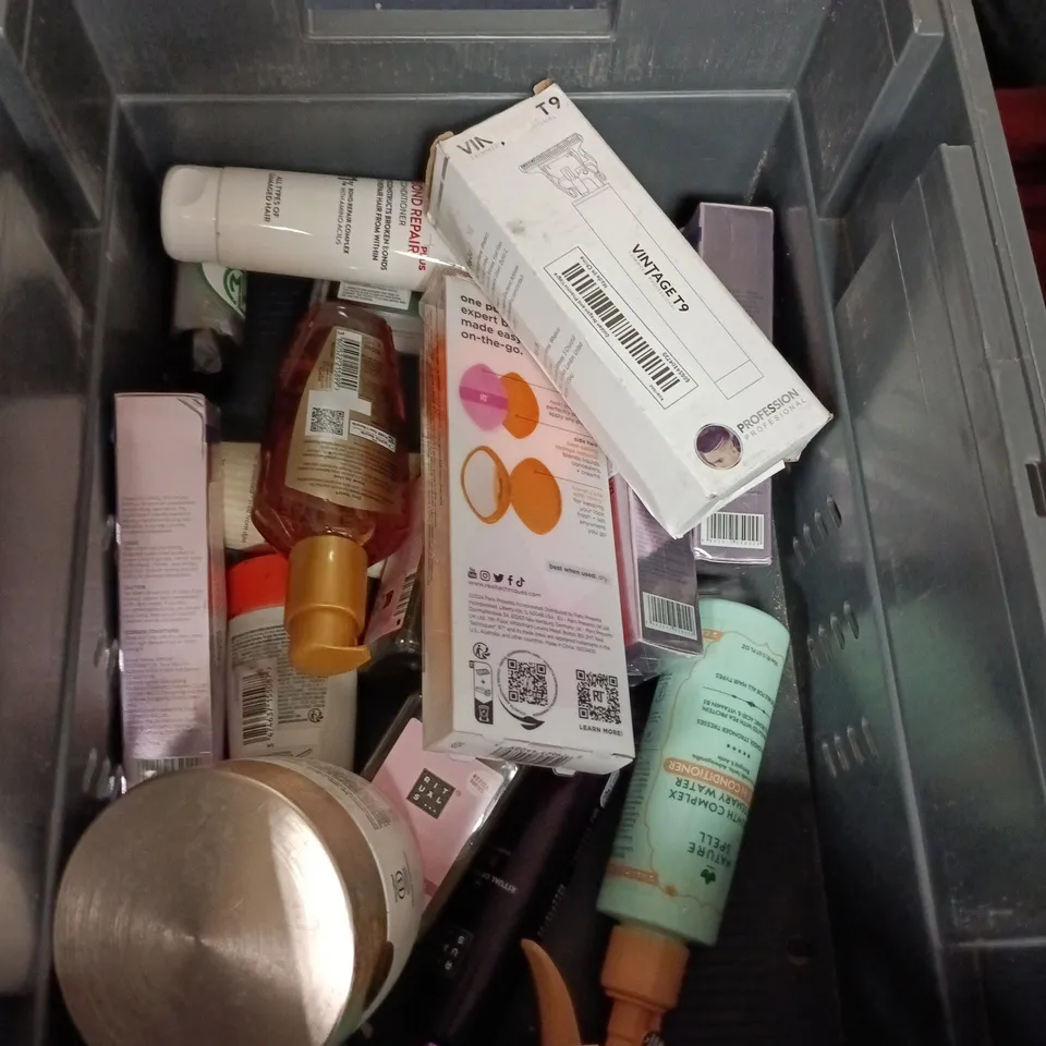 APPROXIMATEY 20 ASSORTED HEALTH AND BEAUTY PRODUCTS TO INCLUDE - DR SQUATCH DEODORANT - L'OREAL DARK SPOT CREAM AND DRY & CRACKED FOOT SOFTENER