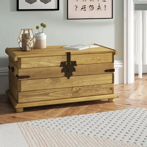 BOXED CASTILLON BLANKET CHEST