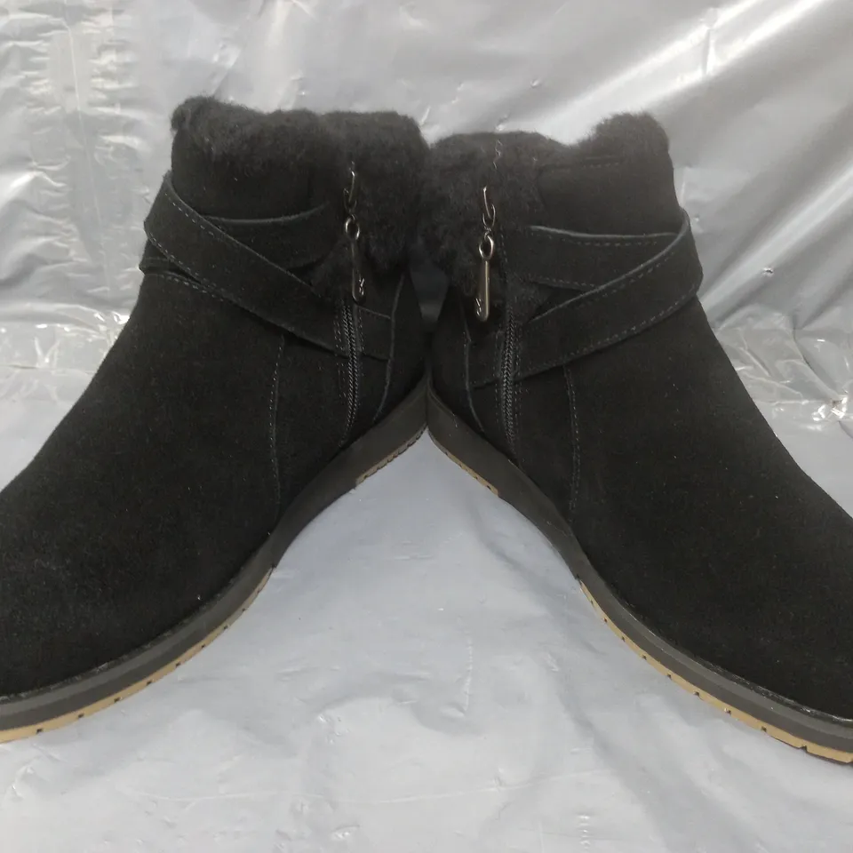PAIR OF EMU AUSTRALIA SUEDE BOOTS IN BLACK SIZE 5