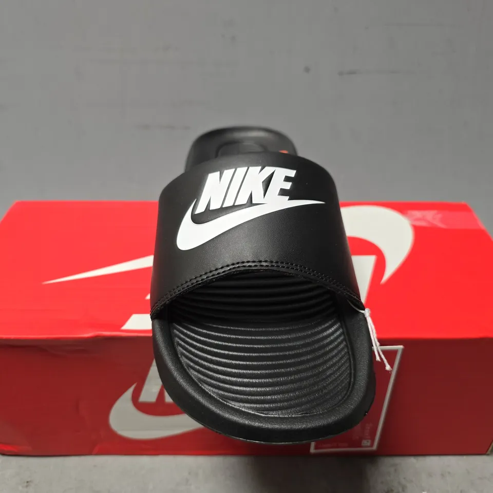 BOXED NIKE WOMENS VICTORI ONE SLIDE IN BLACK - UK 4.5
