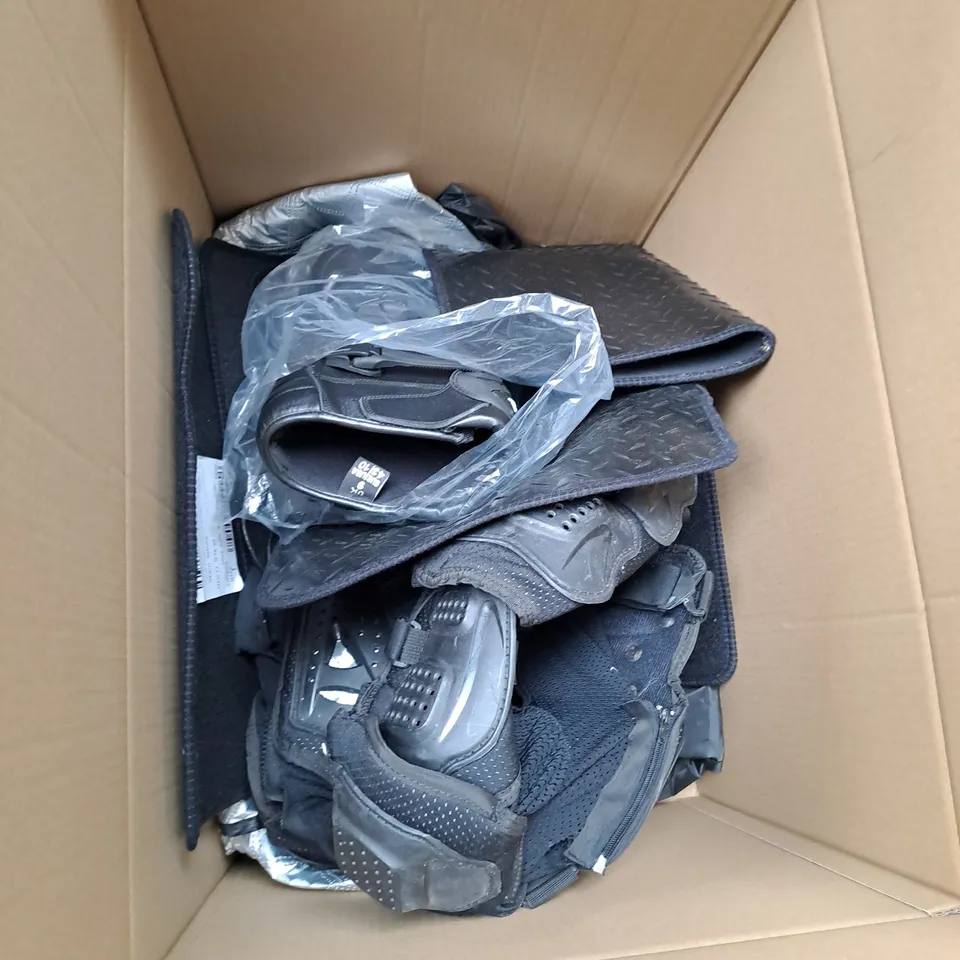 LARGE BOX OF ASSORTED AUTO ITEMS TO INCLUDE RUBBER CAR MATS, BIKE BOTTLES