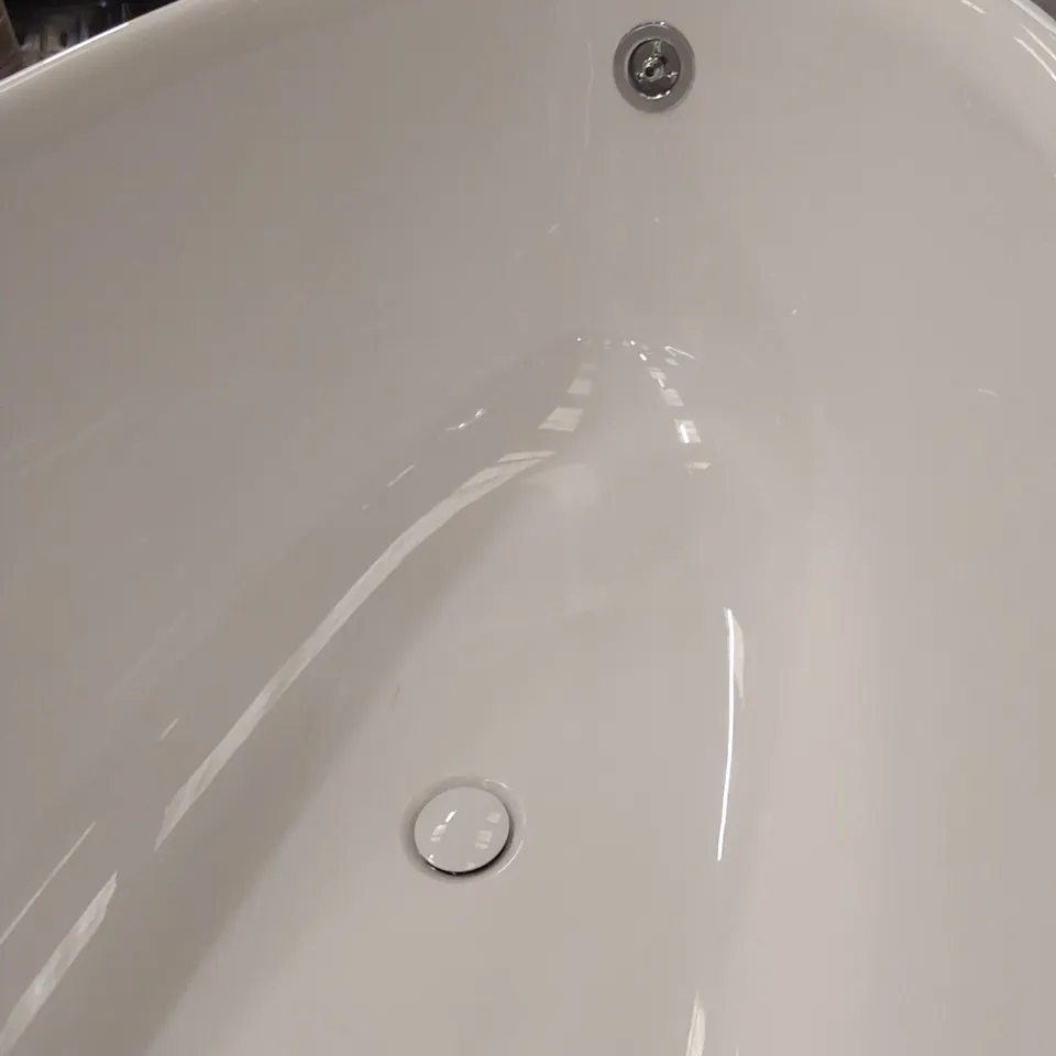 DESIGNER BATH IN WHITE WITH CLICK WASTE