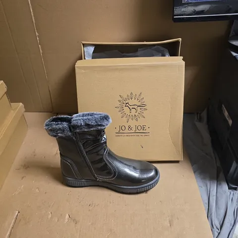 JO & JOE BLACK LEATHER WINTER BOOT WITH FAUX FUR LINING – SIDE ZIP - UK SIZE 6