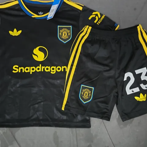 ADIDAS KIDS MANCHESTER UNITED NUMBER 23 FOOTBALL KIT IN BLACK/YELLOW SIZE UK 20