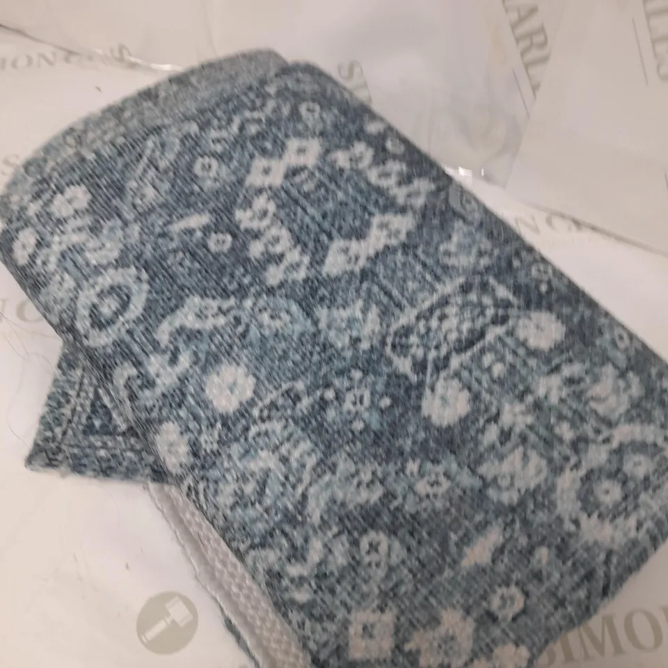 BLUE AND WHITE RUG 60X120CM