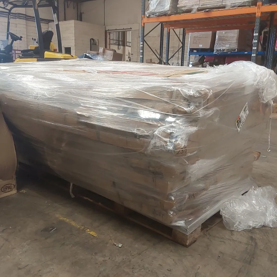 PALLET CONTAINING A VERY LARGE QUANTITY OF ASSORTED SHOWER SCREENS INCLUDING: FLUTED WETROOM GLASS, GRID WETROOM GLASS ECT