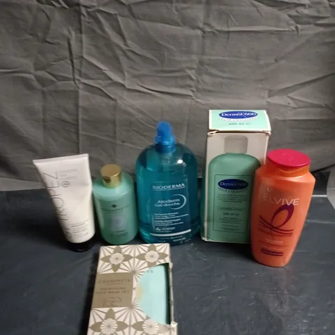 APPROXIMATEY 20 ASSORTED HEALTH AND BEAUTY PRODUCTS TO INCLUDE - DERMOL 600 BATH EMOLLIENT - ST TROPEZ GRADUAL TAN LOTION AND BIODERMA SHOWER GEL