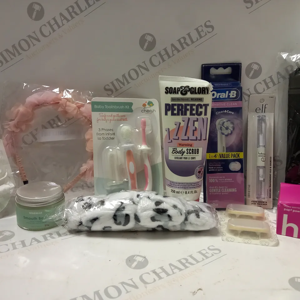 BOX OF APPROX 10 ASSORTED BEAUTY PRODUCTS TO INCLUDE SOAP&GLORY BODY SCRUB, HISMILE PAP+ POWDER TEETH WHITENING, WILDMINT MOISTURISER, ETC 