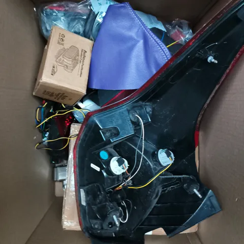 APPROXIMATELY 15 ASSORTED VEHICLE PARTS/ACCESSORIES TO INCLUDE TAIL LIGHTS, TOOLS, ETC 