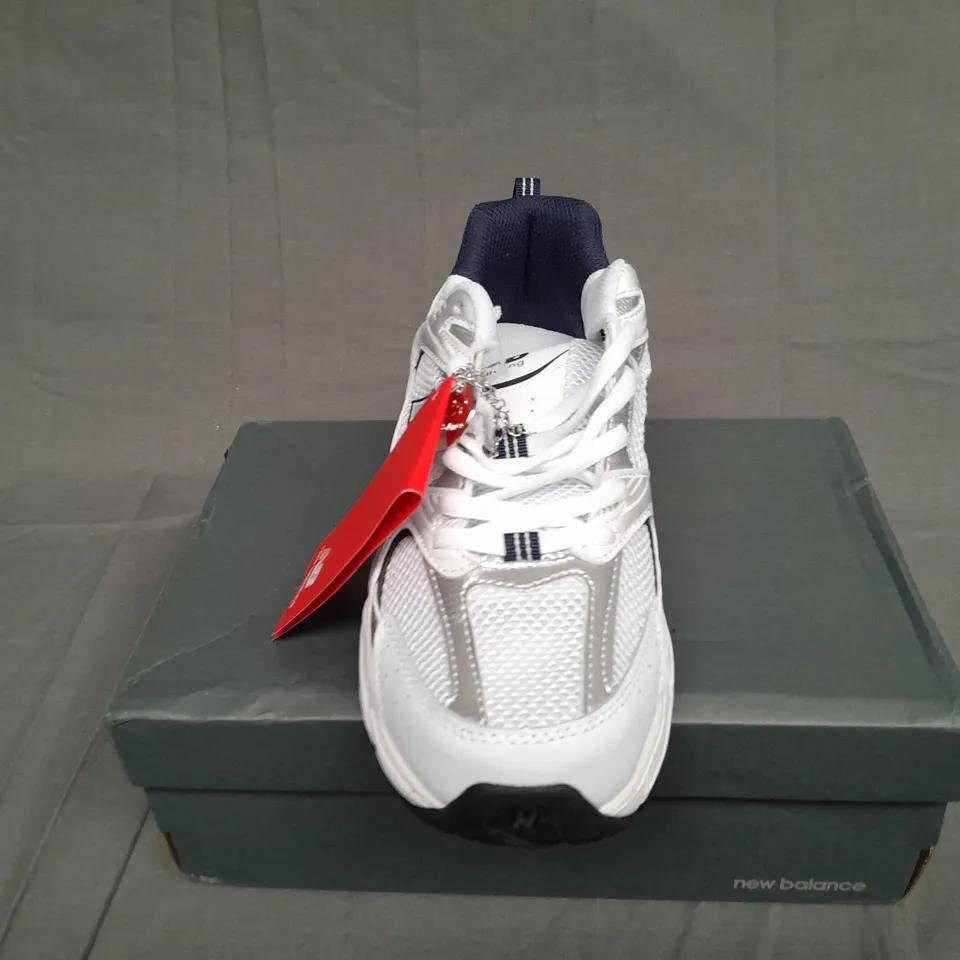 BOXED PAIR OF NEW BALANCE 530 IN NAVY SIZE 6 1/2