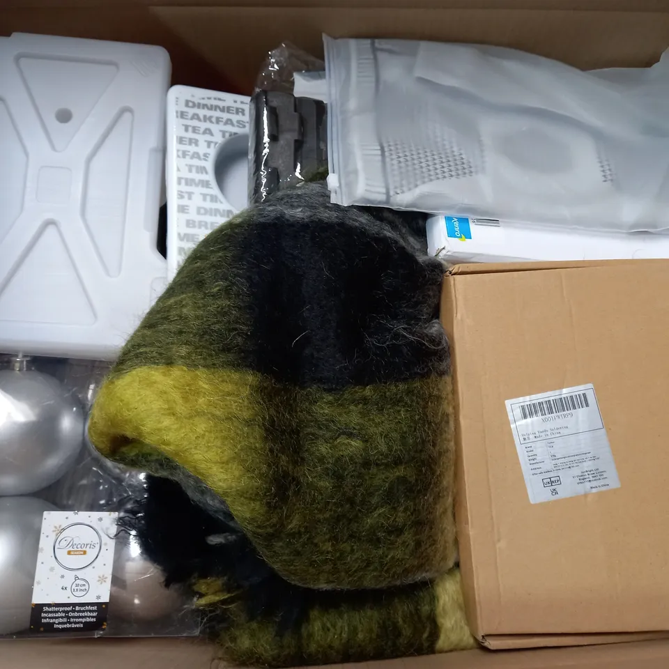 BOX OF APPROXIMATELY 15 ASSORTED ITEMS TO INCLUDE - FUN FROG STAKE - SCAN.COM BOTTLE - MERRY CHRISTMAS TOWEL ECT