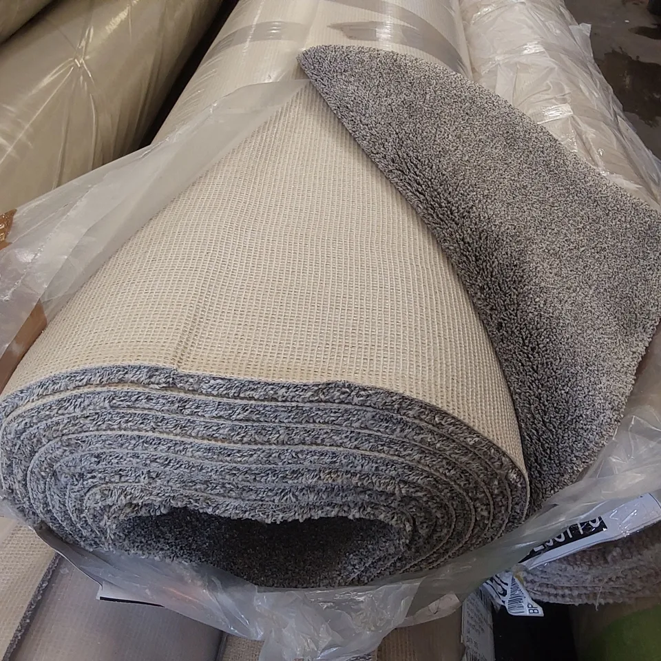 ROLL OF QUALITY CLASSIC CHARM HEATHERS SILVER CHARM CARPET // SIZE: APPROX 4 X 5.7m