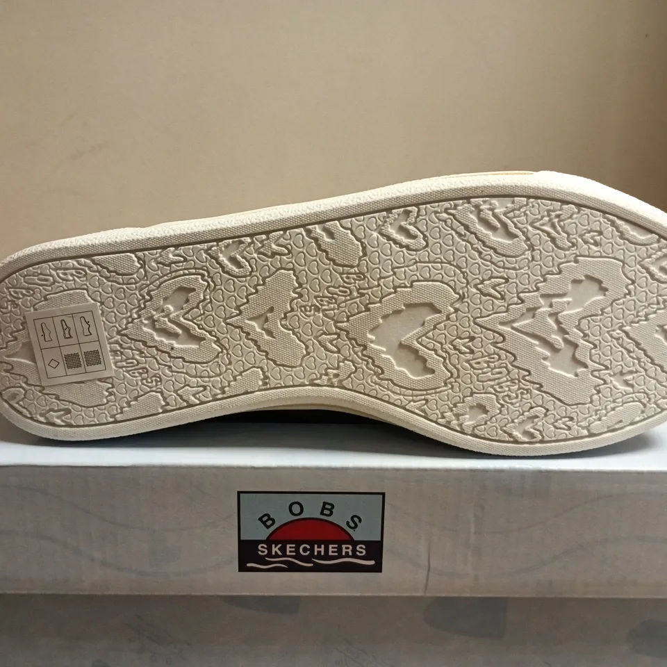 BOXED PAIR OF SKECHERS BOBS WHITE CANVAS SNEAKERS – PINEAPPLE EMBROIDERY, WOMEN'S UK4.5