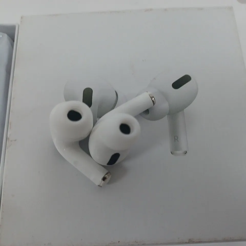 TRUE WIRELESS EARBUDS