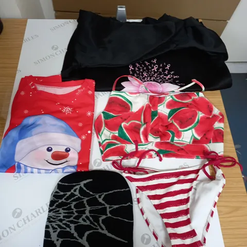 LOT OF ASSORTED CLOTHING ITEMS AND ACCESSORIES TO INCLUDE; T-SHIRTS, JUMPERS ,HATS ETC