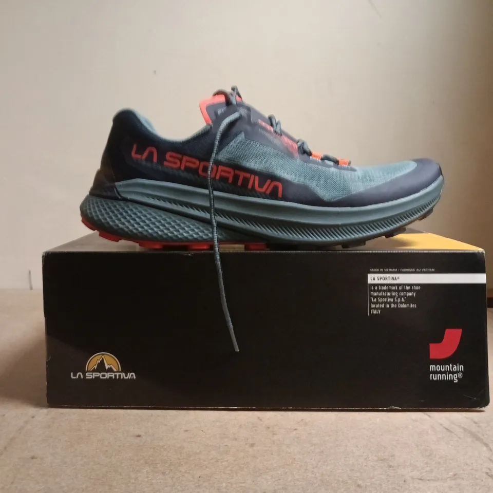 BOXED PAIR OF LA SPORTIVA MOUNTAIN RUNNING TRAINERS IN HURRICANE/DEEP SEA SIZE UK 10.5