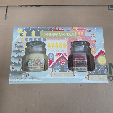 YANKEE CANDLE ADVENT CALENDAR GIFT SET (2 JARS) – CHRISTMAS COOKIE & RED APPLE WREATH