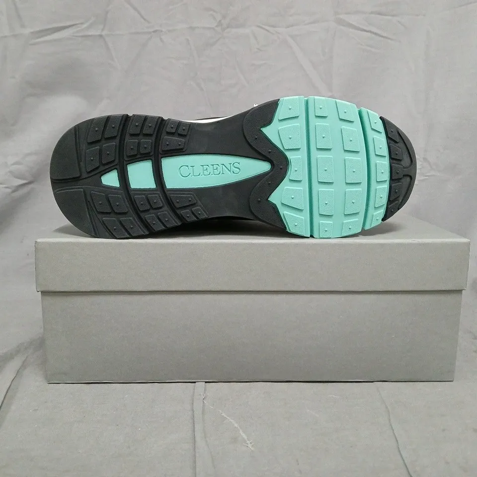 BOXED PAIR OF CLEENS PULSE RUNNER TRAINERS IN MINT SIZE UK 8