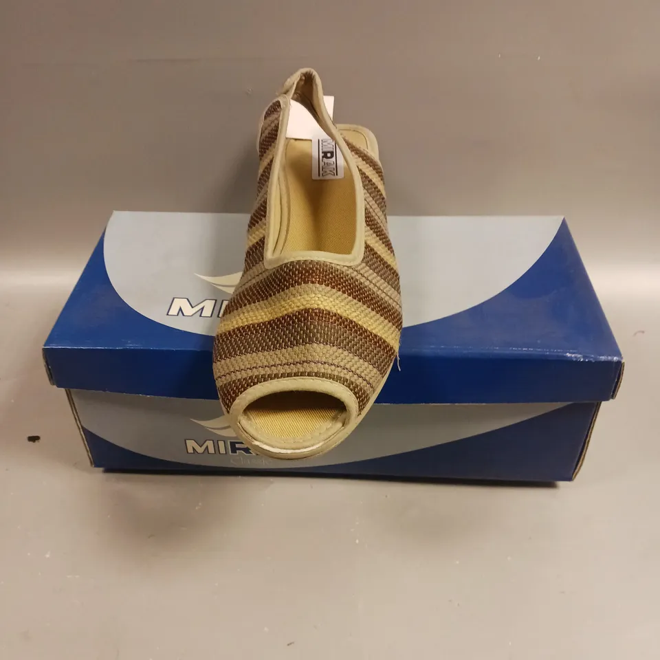 BOXED PAIR OF MIRAK CLASSIC CARLA OPEN TOE SHOES IN BROWN - 8