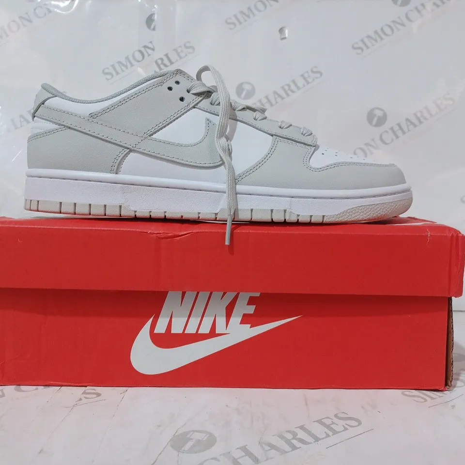 BOXED PAIR OF NIKE DUNK LOW SE SHOEs IN GREY/WHITE UK SIZE 9