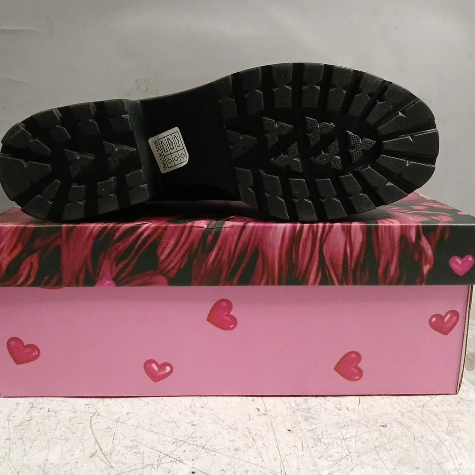 BOXED PAIR OF KOI SHOES IN BLACK W. PINK HEARTS SIZE UK 8