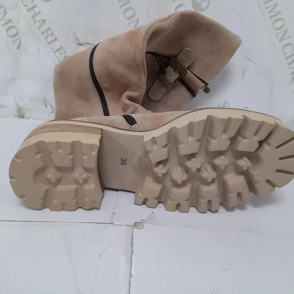 PAIR OF MODA IN PELLE DORI KNEE HIGH BOOTS IN BEIGE SIZE 5