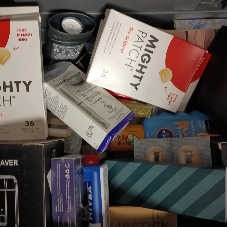 APPROXIMATELY 20 ASSORTED COSMETIC ITEMS TO INCLUDE NIVIA, SHUECO, ETC - COLLECTION ONLY